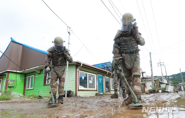 [철원=뉴시스] 이영환 기자 = 육군 3사단 장병들이 6일 오후 집중호우로 침수피해를 입은 강원도 철원군 동송읍 이길리 마을에서 유실지뢰 탐지 및 제거작업을 하고 있다. 2020.08.06. 20hwan@newsis.com