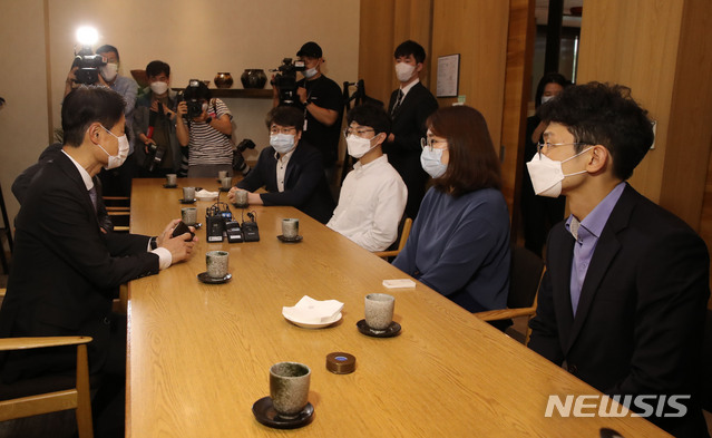 [서울=뉴시스] 박미소 기자 = 의대정원 확대에 반발하는 전공의들의 파업을 하루 앞둔 6일 오후 김강립(왼쪽) 보건복지부 차관과 박지현 대한전공의협의회장이 서울 서초구 팔래스호텔에서 열린 보건복지부와 대한전공의협의회 간 간담회에서 대화하고 있다. 2020.08.06.&nbsp; misocamera@newsis.com