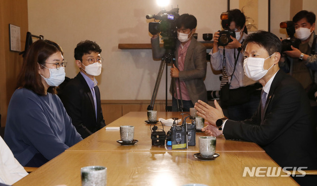 [서울=뉴시스] 박미소 기자 = 의대정원 확대에 반발하는 전공의들의 파업을 하루 앞둔 6일 오후 김강립(오른쪽) 보건복지부 차관과 박지현 대한전공의협의회장이 서울 서초구 팔래스호텔에서 열린 보건복지부와 대한전공의협의회 간 간담회에서 대화하고 있다. 2020.08.06.   misocamera@newsis.com