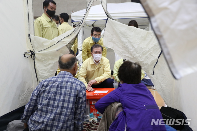 [파주=뉴시스]배훈식 기자 = 접경지역 호우피해 현장 방문에 나선 문재인 대통령이 6일 오후 경기 파주시 마지초등학교에 마련된 이재민 임시주거시설을 찾아 이재민을 위로하고 있다. 2020.08.06.&nbsp; dahora83@newsis.com