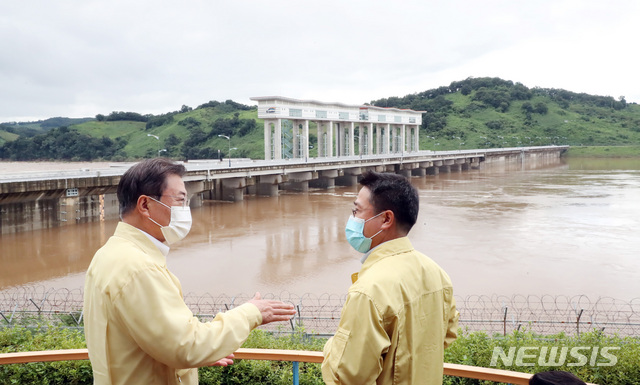 [연천=뉴시스]배훈식 기자 = 접경지역 호우피해 현장 방문에 나선 문재인 대통령이 6일 오후 경기도 연천군 군남홍수조절댐을 방문, 군남댐 관계자로부터 조치사항을 보고받고 있다.2020.08.06. dahora83@newsis.com
