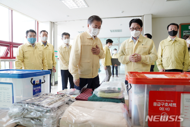 [파주=뉴시스]배훈식 기자 = 접경지역 호우피해 현장 방문에 나선 문재인 대통령이 6일 오후 경기 파주시 마지초등학교에 마련된 이재민 임시주거시설을 찾아 최종환 파주시장으로부터 구호물품에 대한 설명을 듣고 있다. 2020.08.06. dahora83@newsis.com