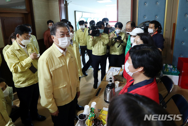 [파주=뉴시스]배훈식 기자 = 접경지역 호우피해 현장 방문에 나선 문재인 대통령이 6일 오후 경기 파주시 마지초등학교에 마련된 이재민 임시주거시설을 찾아 자원봉사자를 격려하고 있다. 2020.08.06. dahora83@newsis.com