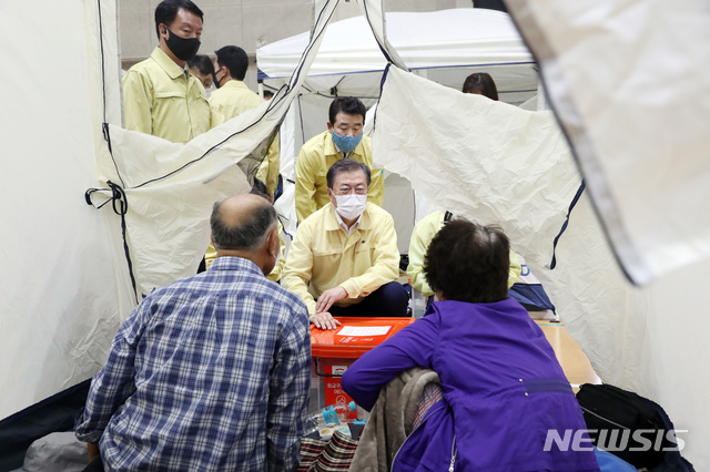 [파주=뉴시스]배훈식 기자 = 접경지역 호우피해 현장 방문에 나선 문재인 대통령이 6일 오후 경기 파주시 마지초등학교에 마련된 이재민 임시주거시설을 찾아 이재민을 위로하고 있다. 2020.08.06. dahora83@newsis.com