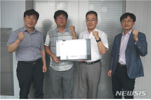 [광주=뉴시스]이창우 기자 = 6일 한국광기술원이 제4호 연구소기업으로 설립한 ㈜엘케이텍에서 현판식 세리머니를 하고 있다. (사진=한국광기술원 제공) 2020.08.06. photo@newsis.com