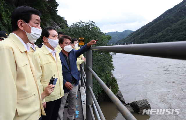 [서울=뉴시스] 박진희 기자 = 정세균 국무총리와 진영 행정안전부 장관이 6일 오후 강원 춘천시 의암호 중도 부근에서 발생한 선박 전복 사고 현장을 돌아보고 있다. 이날 오전 11시 30분께 의암호 중도 부근에서 경찰순찰정, 춘천시 행정선, 작업선 등 선박 3척이 잇따라 전복되어 5명이 실종되고, 1명은 숨졌으며 1명은 구조됐다. (사진=문화체육관광부 제공) 2020.08.06. photo@newsis.com