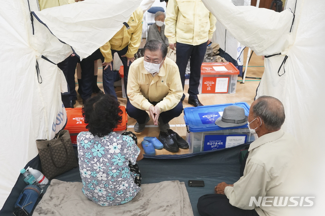 [파주=뉴시스]배훈식 기자 = 접경지역 호우피해 현장 방문에 나선 문재인 대통령이 6일 오후 경기 파주시 마지초등학교에 마련된 이재민 임시주거시설을 찾아 이재민을 위로하고 있다. 2020.08.06. dahora83@newsis.com