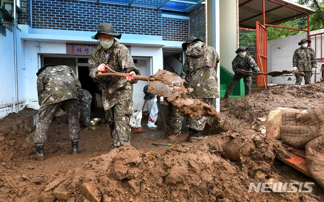 [서울=뉴시스] 박진희 기자 = 육군수도기계화보병사단 장병들이 6일 오전 연일 이어지는 폭우로 큰 피해가 발생한 경기도 가평군 청평면 일대에서 수해복구 작업을 하고 있다. (사진=국방일보 제공) 2020.08.06. photo@newsis.com