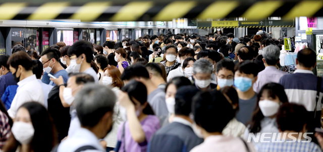 [서울=뉴시스] 김병문 기자 = 동부간선도로 등 서울시내 주요 도로 통제 영향으로 6일 오후 서울 중구 충무로역 승강장이 퇴근길 시민들로 붐비고 있다. 2020.08.06. dadazon@newsis.com