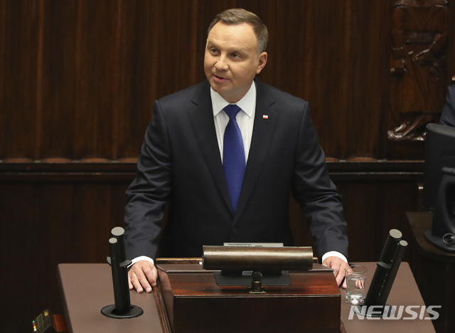 [바르샤바=AP/뉴시스] 안제이 두다 폴란드 대통령은 신종 코로나바이러스 감염증(코로나19) 확진판정을 받았다고 24일(현지시간) 알렸다. 사진은 지난 8월 바르샤바 의회에서 발언 중인 두다 대통령의 모습. 2020.10.24.