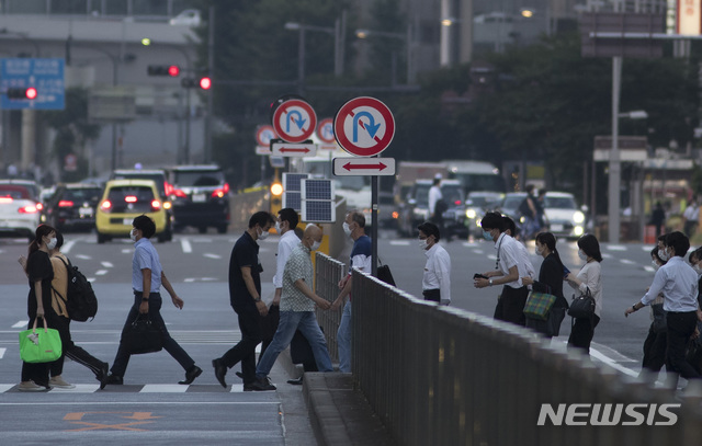 [도쿄=AP/뉴시스]마스크를 착용한 일본 도쿄 시민들이 6일 횡단보도를 건너고 있다. 2020.08.10