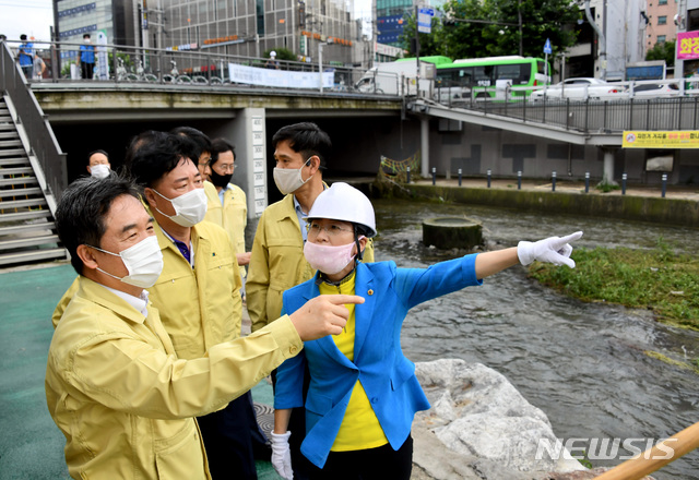 [서울=뉴시스]김병문 기자 = 서정협(왼쪽) 서울시장 권한대행이 6일 오후 서울 관악구 도림천을 둘러보며 안전대책 가동 현황을 점검하고 있다. (사진=서울시 제공) 2020.08.06. photo@newsis.com