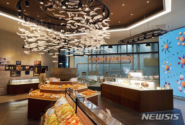 [부산=뉴시스] 부산 삼진어묵 영도본점 '마켓&뮤지엄'. (사진=삼진식품 제공)