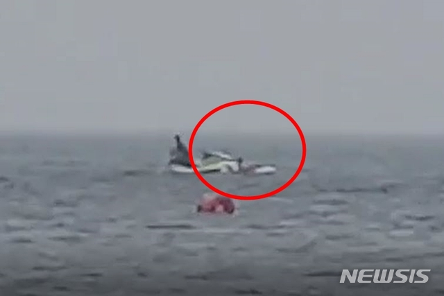 [제주=뉴시스] 우장호 기자 = 7일 오전 제주시 구좌읍 세화해수욕장에서 모녀가 물놀이 도중 떠내려가는 사고가 발생했다. 출동한 해경이 모녀(붉은 원)를 구조하고 있다. (사진=제주해양경찰서 영상 캡처) 2020.08.07. woo1223@newsis.com 