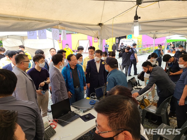 [서울=뉴시스]미래통합당 김선동 사무총장 등은 7일 강원도 춘천시 남산면 의암댐 구조본부를 방문해 사고 수습 상황을 보고 받았다.(사진=미래통합당 제공)