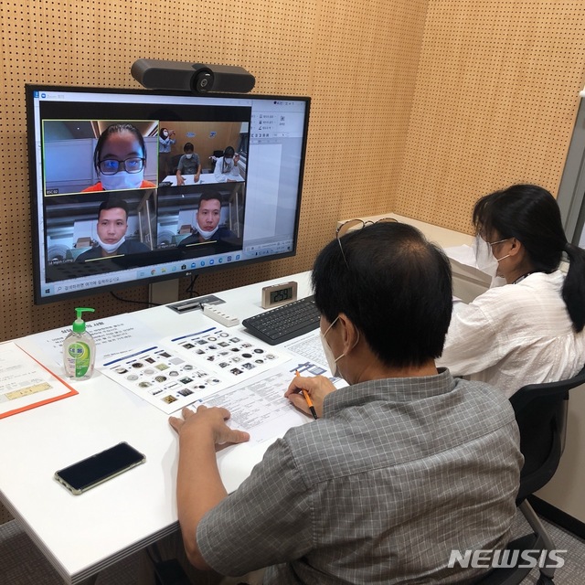 [수원=뉴시스] 지난 4일부터 7일까지 나흘 동안 수원시 경기R&DB센터 디지털 무역상담실에 열린 '2020 파주시-연천군 베트남 시장개척단 화상상담'에서 참가기업이 베트남 현지 바이어와 화상 상담을 진행하고 있다.(사진제공=경과원)