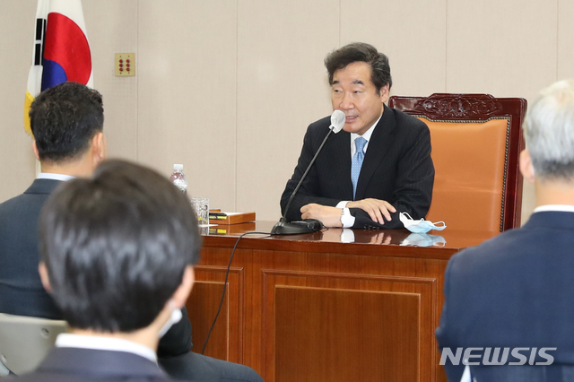 [무안=뉴시스] 배상현기자=이낙연 국회의당의원(전 국무총리)가 7일 오후 전남도의회에서 열린 당소속 지방의원 초청 간담회에서 호남 역할론을 강조했다. 2020.08.07&nbsp; praxis@newsis.com 