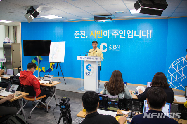 [춘천=뉴시스]장경일 인턴기자 = 이재수 강원 춘천시장이 7일 오후 춘천시청 브리핑룸에서 6일 발생한 의암댐 선박 실종 사고에 대해 사과하는 기자회견을 하고 있다. 2020.08.07. (사진=춘천시청 제공)photo@newsis.com