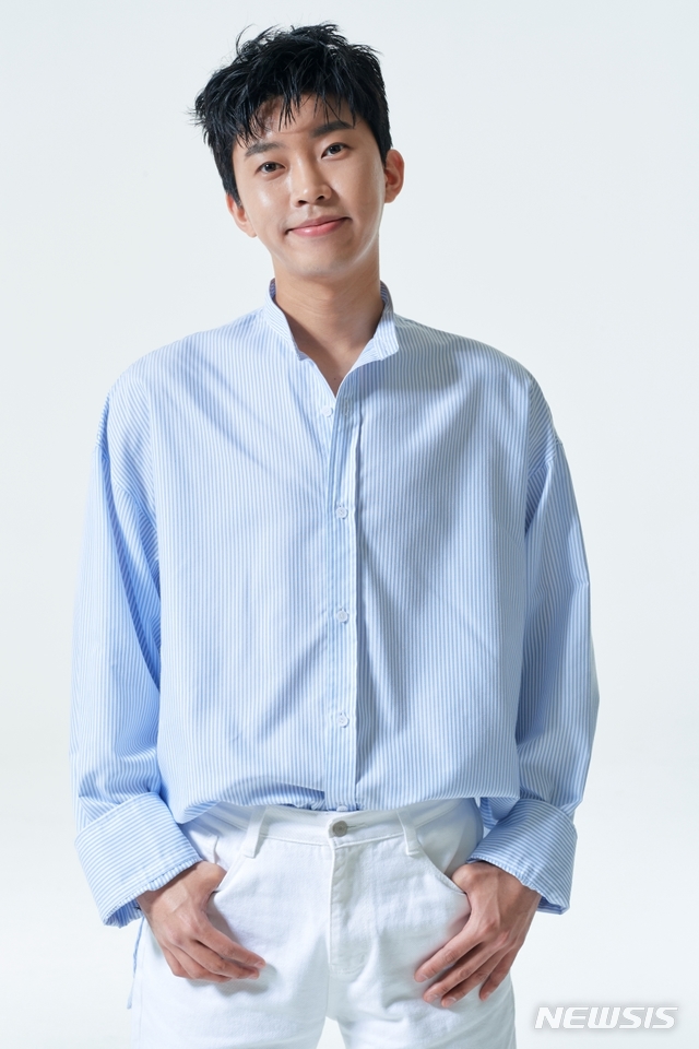 [서울=뉴시스]가수 임영웅. (사진=홀트아동복지회 제공) 2020.08.07. photo@newsis.com