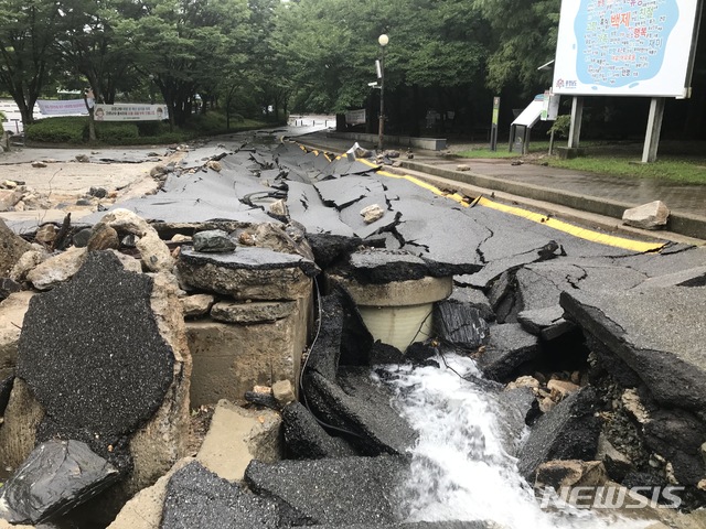 [천안=뉴시스] 이종익 기자 = 집중호우로 입산이 통제된 충남 천안시 태조산공원 등산로 1㎞ 중 500m가 심하게 파손됐다. 2020.08.07. 007news@newsis.com 