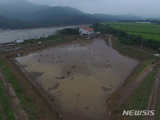 [철원=뉴시스] 김경목 기자 = 지난 3일 한탄강 둑이 붕괴되면서 이길배수펌프장도 침수됐다. 사진은 7일 위에서 본 이길배수펌프장. 2020.08.07.&nbsp; photo31＠newsis.com 