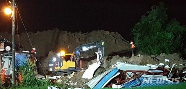  [곡성=뉴시스] 송창헌 기자 = 7일 오후 8시29분께 전남 곡성군 오산면 한 야산에서 산사태가 발생해 주택 4채를 덮쳐 3명이 심정지 상태에 빠졌다. 경찰과 소방대원, 군청 관계자들이 구조 작업을 진행하고 있다. (사진=곡성군 제공) 2020.80.07&nbsp; photo@newsis.com 