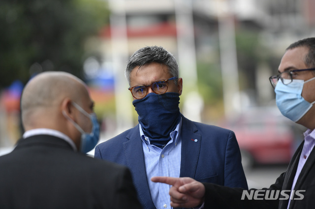 [카라카스( 베네수엘라)= AP/뉴시스] 지난 달 6일 카라카스 시내 법원 앞에서 코로나19로 인해 마스크를 착용한 채 대기중인 시트고 회사 임원들의 변호인단. 예수스 로레토 변호사(가운데)는 이른바'시트고6인'으로 불리는 베네수엘라 국영석유회사 미국 법인 시트고 임원들의 석방을 위해 노력중이라고 밝혔지만 호세 페레이라(62)전 회장은 병원으로 이송된 채 소식이 끊겼다.  