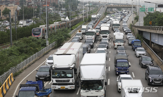 [서울=뉴시스] 서울 반포대교 북단에서 바라본 강변북로 한강대교 방향이 출근길 정체를 빚고 있다. (사진=뉴시스DB) photo@newsis.com 