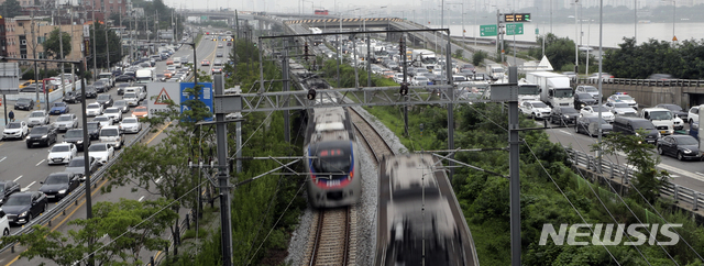 [서울=뉴시스] 최진석 기자 = 집중호우 여파로 강변북로 곳곳이 통제된 7일 서울 반포대교 북단에서 바라본 강변북로(오른쪽)와 두무개길(왼쪽) 한강대교 방향이 출근길 정체를 빚고 있다. 2020.08.07. myjs@newsis.com 