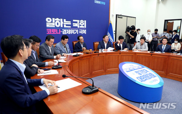 [서울=뉴시스] 김진아 기자 = 김태년 더불어민주당 원내대표가 7일 서울 여의도 국회에서 열린 최고위원회의에서 발언을 하고 있다. 2020.08.07. bluesoda@newsis.com