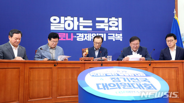 [서울=뉴시스] 김진아 기자 = 이해찬 더불어민주당 대표가 7일 서울 여의도 국회에서 열린 최고위원회의에서 의사봉을 두드리고 있다. 2020.08.07. bluesoda@newsis.com