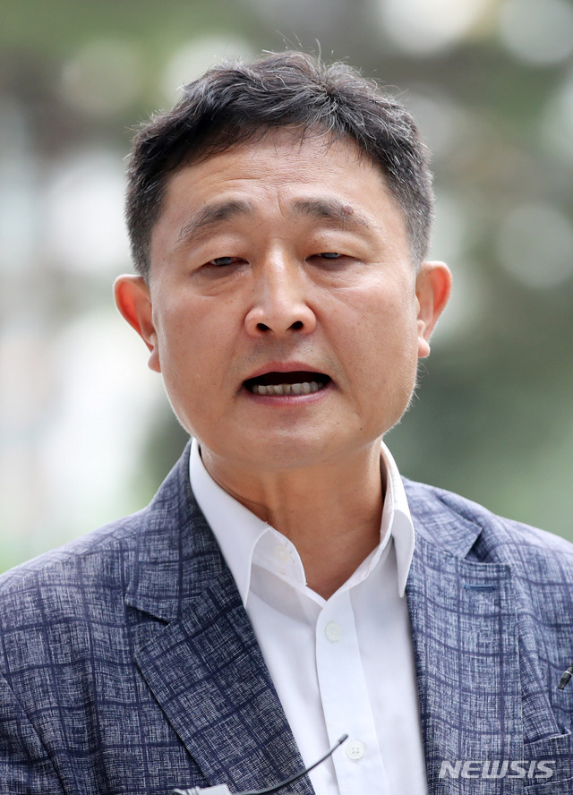 [서울=뉴시스] 고범준 기자 = 정부 기관에 납품 청탁을 한 혐의를 받고 있는 허인회 전 녹색드림협동조합 이사장이 7일 오전 서울 도봉구 서울북부지방법원에서 열리는 구속 전 피의자심문(영장실질심사)을 받기 위해 들어서며 취재진 질문에 답변하고 있다. 2020.08.07.   bjko@newsis.com