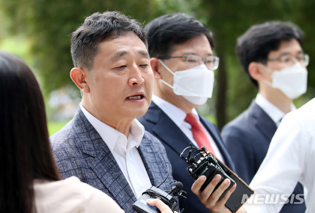 [서울=뉴시스] 고범준 기자 = 정부 기관에 납품 청탁을 한 혐의를 받고 있는 허인회 전 녹색드림협동조합 이사장이 7일 오전 서울 도봉구 서울북부지방법원에서 열리는 구속 전 피의자심문(영장실질심사)을 받기 위해 들어서며 취재진 질문에 답변하고 있다. 2020.08.07. bjko@newsis.com