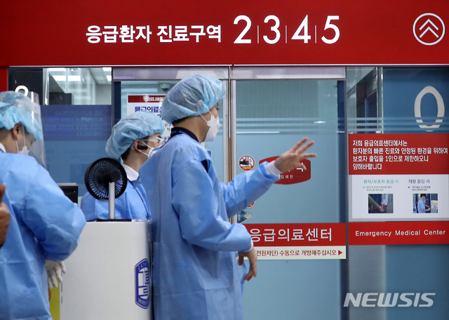 [인천=뉴시스] 이종철 기자 = 전국 병원의 전공의들이 24시간 파업에 돌입한 가운데 7일 오전 인천시 부평구 가톨릭대학교 인천성모병원 응급의료센터에서 환자를 돌보는 의료진이 분주하게 움직이고 있다. 2020.08.07.&nbsp; jc4321@newsis.com