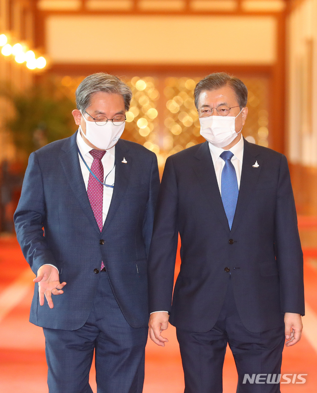 [서울=뉴시스]배훈식 기자 = 문재인 대통령과 노영민 비서실장이 7일 청와대 본관에서 열린 윤종인 신임 개인정보보호위원장 임명장 수여식에 참석하고 있다. 2020.08.07.&nbsp; dahora83@newsis.com