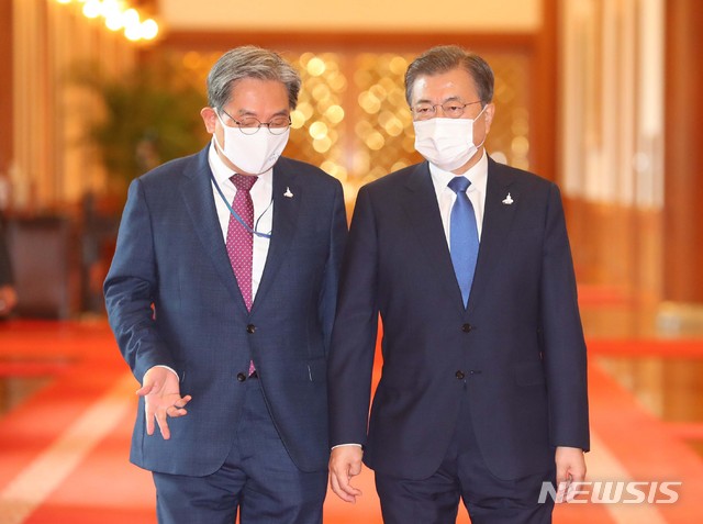 [서울=뉴시스]배훈식 기자 = 문재인 대통령과 노영민 비서실장이 7일 청와대 본관에서 열린 윤종인 신임 개인정보보호위원장 임명장 수여식에 참석하고 있다. 2020.08.07. dahora83@newsis.com