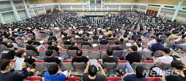 [대구=뉴시스] 이무열 기자 = 의과대학 정원 증원에 반대하는 의사단체가 집단휴진에 들어간 7일 오전 대구 북구 엑스코에서 열린 '2020 젊은의사 단체행동' 참석자들이 발언을 듣고 있다. 이날 대구·경북 전공의 1600여명이 행사에 참석 했다. 2020.08.07.lmy@newsis.com