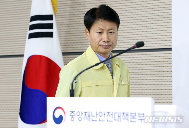 [세종=뉴시스]강종민 기자 = 김강립 중앙재난안전대책본부 제1총괄조정관(보건복지부 차관)이 7일 오전 정부세종청사에서 전공의 집단휴진과 코로나19 대응 브리핑을 위해 단상에 오르고 있다. 2020.08.07. ppkjm@newsis.com