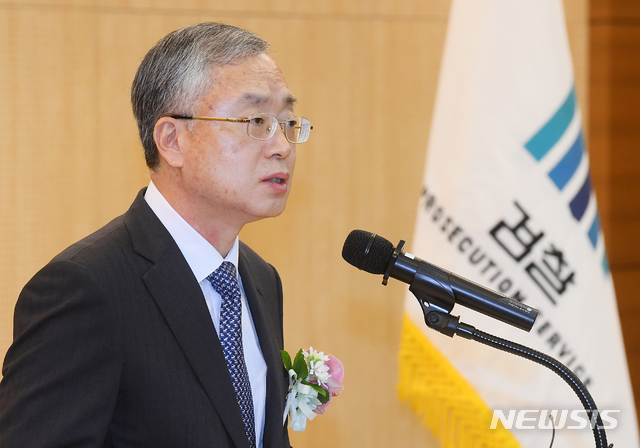 [서울=뉴시스]사진공동취재단 = 김영대 서울고검장이 7일 서울 서초동 서울고검에서 열린 퇴임식에서 퇴임사를 하고 있다. 2020.08.07 photo@newsis.com