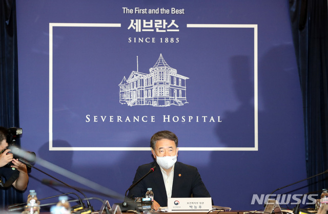 [서울=뉴시스]김병문 기자 = 전공의들이 정부의 의대 정원 확대와 공공의대 설립에 반대하며 집단 휴진에 돌입한 7일 오전 서울 서대문구 세브란스병원을 찾은 박능후보건복지부 장관이 간담회하고 있다. 2020.08.07. dadazon@newsis.com