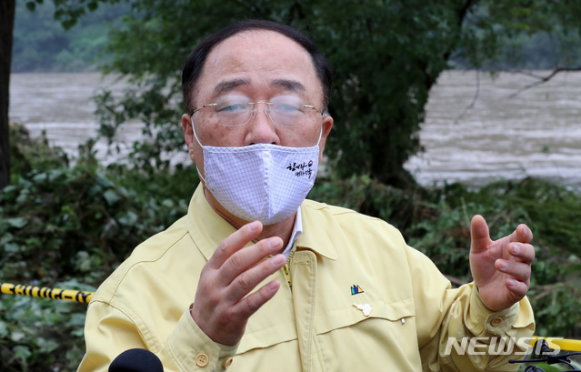 [춘천=뉴시스] 이영환 기자 = 홍남기 경제부총리 겸 기획재정부 장관이 7일 오후 지난 6일 춘천 의암댐에서 전복된 경찰정 발견 장소인 강원 춘천시 남산면 서천리 인근 북한강변에서 소방 및 경찰관계자에게 당부말을 전하고 있다. 2020.08.07.&nbsp; 20hwan@newsis.com