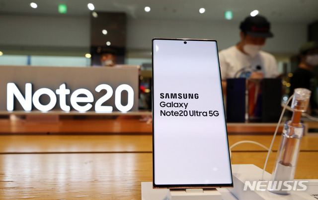 [서울=뉴시스] 고범준 기자 = 삼성전자의 '갤럭시노트20', '갤럭시노트20 울트라' 사전 예약 첫 날인 7일 서울 서초구 삼성전자 서초사옥 딜라이트숍에서 시민들이 기계를 살펴보고 있다. 사전예약은 13일까지 진행하고 공식 출시는 21일. 2020.08.07. bjko@newsis.com