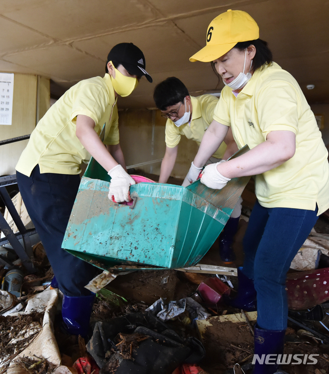 [안성=뉴시스] 김종택기자 = 심상정 정의당 대표와 류호정 의원이 7일 오전 경기 안성시 죽삼면의 한 수해현장을 찾아 복구활동을 하고 있다. 2020.08.07.semail3778@naver.com