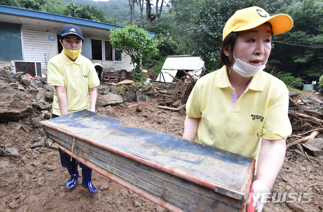 [안성=뉴시스] 김종택기자 = 심상정 정의당 대표와 류호정 의원이 7일 오전 경기 안성시 죽삼면의 한 수해현장을 찾아 복구활동을 하고 있다. 2020.08.07.semail3778@naver.com