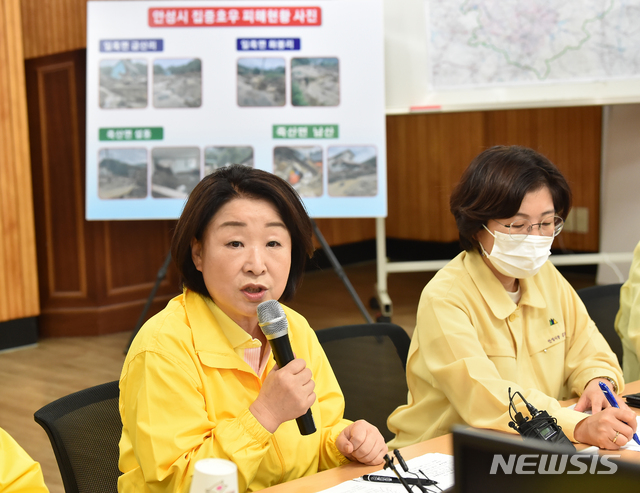 [안성=뉴시스] 김종택기자 = 정의당 심상정 대표가 7일 오전 경기 안성시 죽삼면사무소 상황실에서 집중호우로 인한 피해상황을 보고 받은 후 발언하고 있다. 2020.08.07. semail3778@naver.com