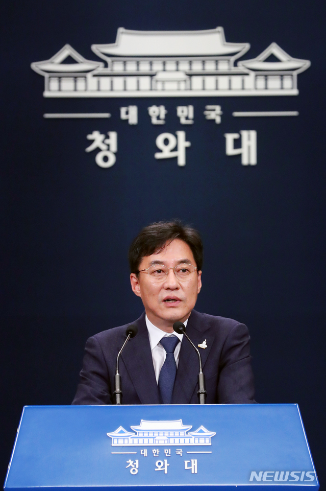 [서울=뉴시스]배훈식 기자 = 강민석 청와대 대변인이 7일 청와대 춘추관 대브리핑실에서 노영민 비서실장을 비롯해 강기정 정무수석, 윤도한 국민소통수석, 김조원 민정수석, 김거성 시민사회수석, 김외숙 인사수석의 사의 표명을 발표하고 있다. 2020.08.07. dahora83@newsis.com