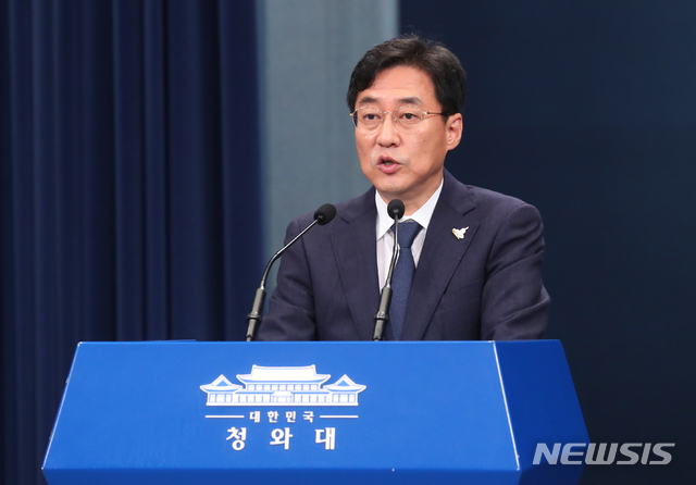 [서울=뉴시스]배훈식 기자 = 강민석 청와대 대변인이 7일 청와대 춘추관 대브리핑실에서 노영민 비서실장을 비롯해 강기정 정무수석, 윤도한 국민소통수석, 김조원 민정수석, 김거성 시민사회수석, 김외숙 인사수석의 사의 표명을 발표하고 있다. 2020.08.07. dahora83@newsis.com