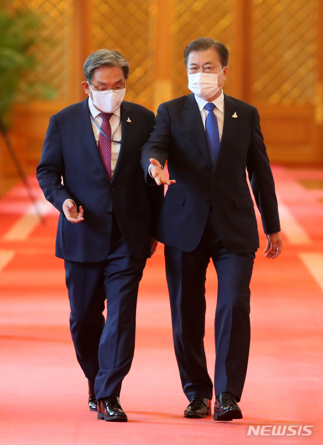 [서울=뉴시스]배훈식 기자 = 노영민 대통령 비서실장이 7일 강기정 정무수석을 비롯한 비서실 수석 전원과 함께 사의룔 표명했다. 사진은 이날 문재인 대통령과 함께 청와대 본관에서 열린 윤종인 신임 개인정보보호위원장 임명장 수여식에 참석하는 모습. 2020.08.07. dahora83@newsis.com