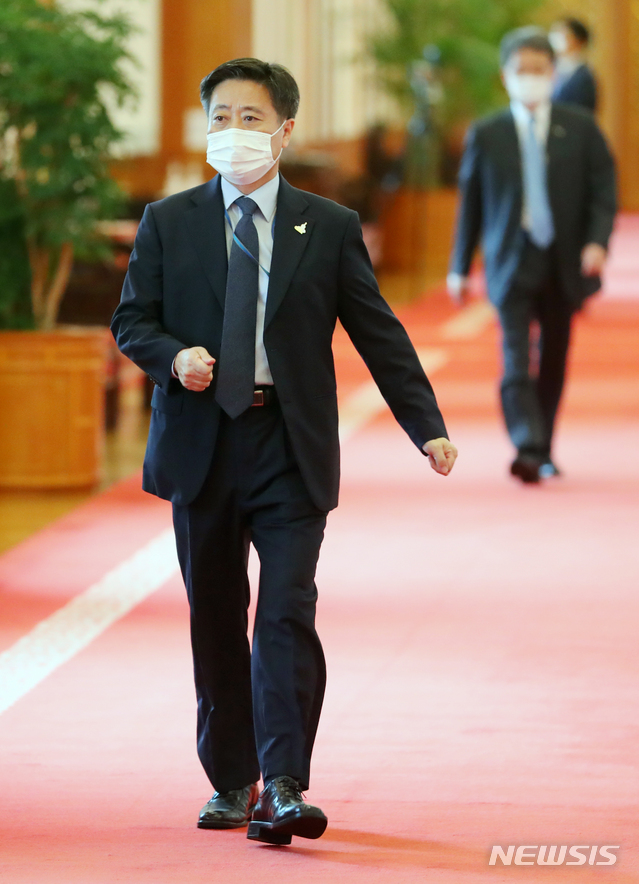 [서울=뉴시스]배훈식 기자 = 윤도한 국민소통수석이 7일 노영민 대통령 비서실장을 비롯한 비서실 수석 전원과 함께 사의룔 표명했다. 사진은 이날 청와대 본관에서 열린 윤종인 신임 개인정보보호위원장 임명장 수여식에 참석하는 모습. 2020.08.07. dahora83@newsis.com