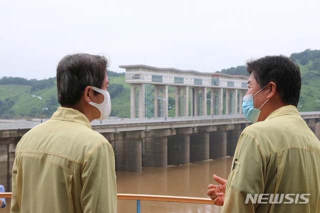 [서울=뉴시스]이인영 통일부 장관이 7일 접경지역인 경기도 연천군 군남댐을 방문해 수해상황을 점검하고 있다. (사진=통일부 제공) 2020.08.07 photo@newsis.com